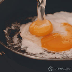 Выливаем яйца на сковороду