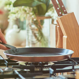 Ставим сковороду на плиту