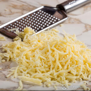 натереть моцареллу