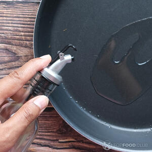 Наливаем масло