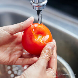 Моем помидоры