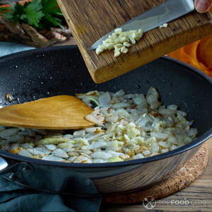 жарить лук и чеснок