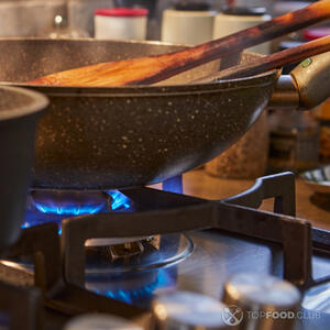 Ставим сковорду на огонь