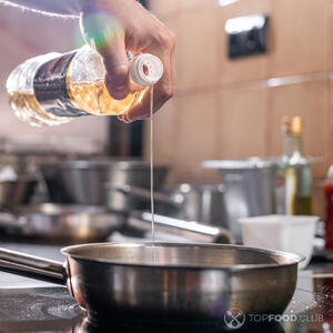 Наливаем масло