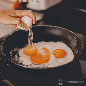 Разбиваем яйцо на сковороду