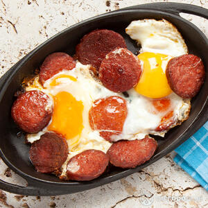 Доводим до готовности яйца и колбасу