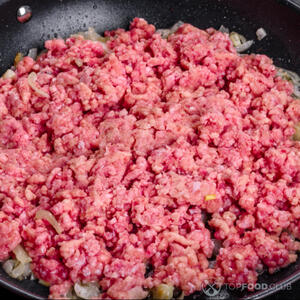 жарить фарш, лук и чеснок