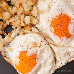 Добавляем на сковороду яйца