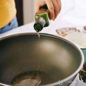 Наливаем масло на сковороду