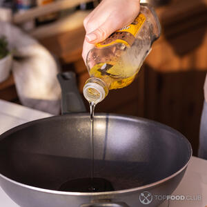 Наливаем масло в сковороду