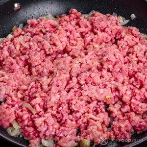 обжарить фарш, лук и чеснок