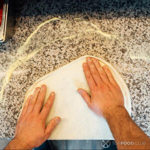 тесто растянуть руками