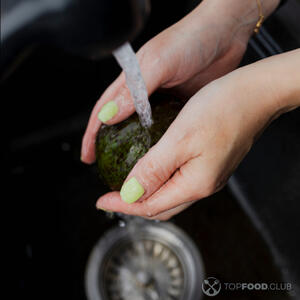 Моем авокадо