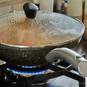 Накрываем крышкой блюдо