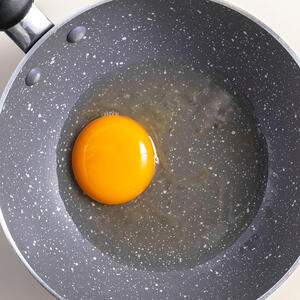 Вбиваем яйца на сковороду