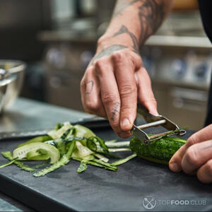 чистим огурцы