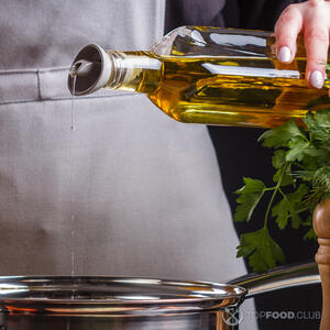 Наливаем масло на сковороду