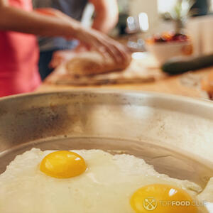 Ждем пока яйца обжариваются