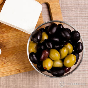 Берем оливки и сыр фету