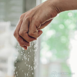 Солим и перчим яишницу