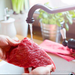 Мыть мясо