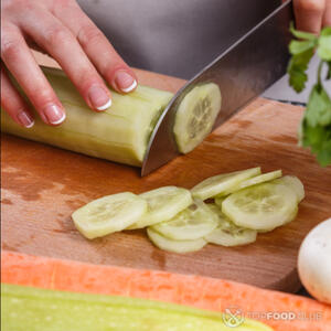 режем огурцы