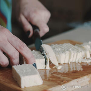 Нарезаем сыр фета