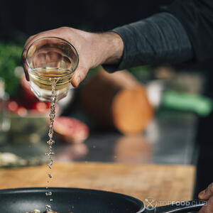 Влейте белое вино