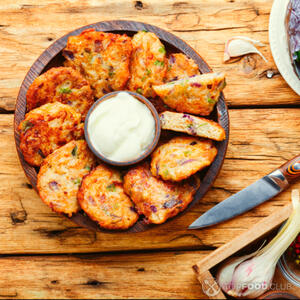 Готовые овощные котлеты выложите на блюдо