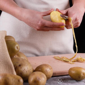 картофель чистим