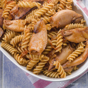 По желанию, украсьте блюдо нарезанной зеленью свежей петрушки и подавайте горячим.