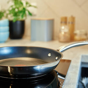 Ставим сковороду на огонь