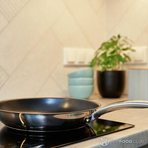 Ставим сковороду на плиту