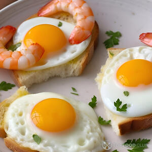 Выкладываем яйца к креветкам