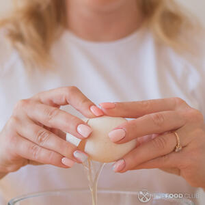 Разбиваем яйцо