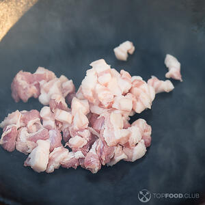 Выкладываем сало на сковороду и жарим