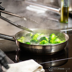 Кладем на сковородку брокколи