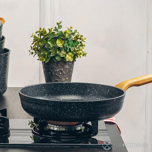 Ставим сковороду на плиту