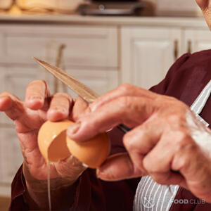 Разбиваем яйцо