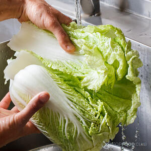 Помойте капусту