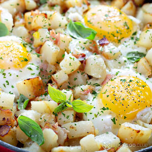 Разбиваем яйца на картошку