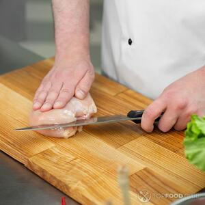 Нарезаем куриную грудку