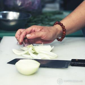 Нарежьте лук