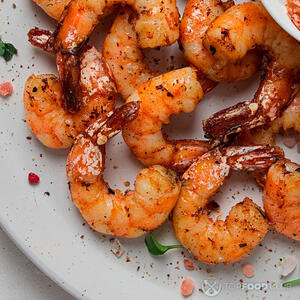 Кладем креветки на тарелку