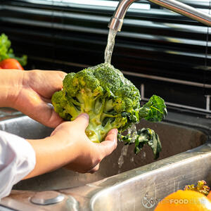 Моем брокколи