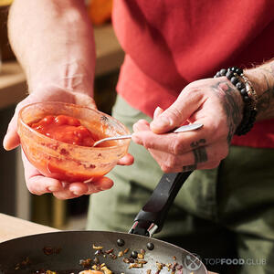 Добавьте томатный соус