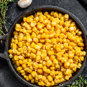 Выкладываем кукурузу на сковороду