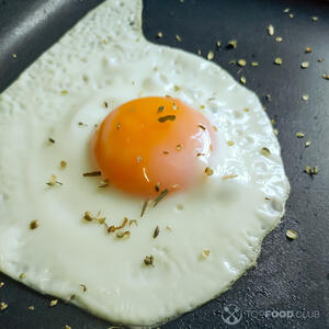 Жарьте яйцо