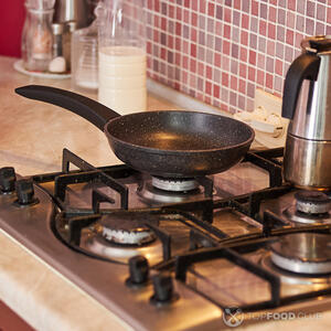 Ставим сковороду на плиту