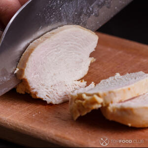 нарезать отварное куриное мясо